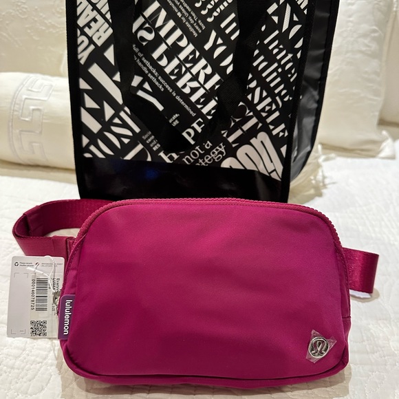 Rare Lululemon Everywhere Belt Bag Wild Berry - Picture 1 of 15